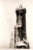 Wieża Na Śnieżniku i punk triangulacyjny z wieżą triangulacyjną.