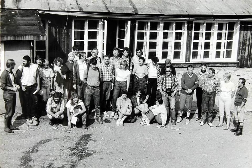 Pamiątkowa fotografia z uroczystości odsłonięcia Tablicy PTT w dniu 20 sierpnia 1989 roku