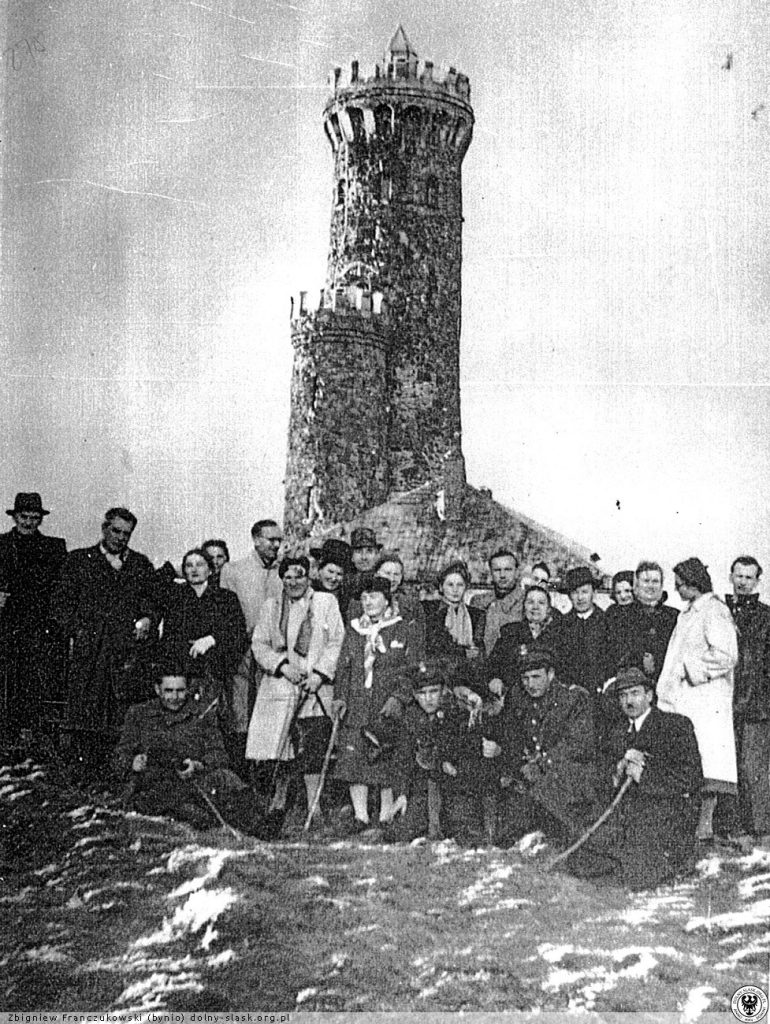 Grupa turystów przy wieży widokowej na Śnieżniku, zgromadzona z okazji 75 rocznicy powstania Polskiego Towarzystwa Tatrzańskiego.